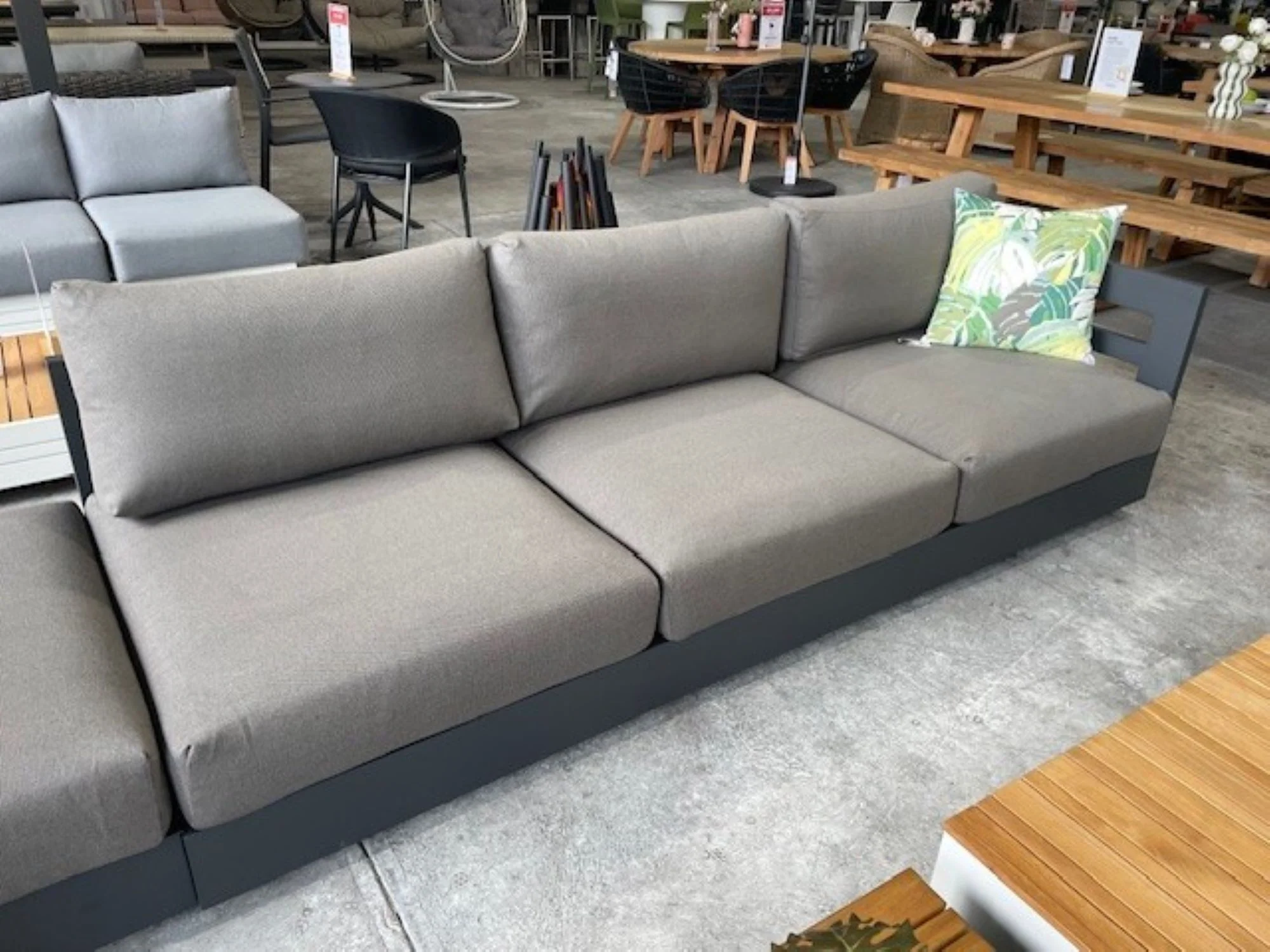 [Clearance] Last One Como 4 Seater Outdoor Aluminium Lounge Setting at Moorabbin (MOR) VIC Store Only - Image 3